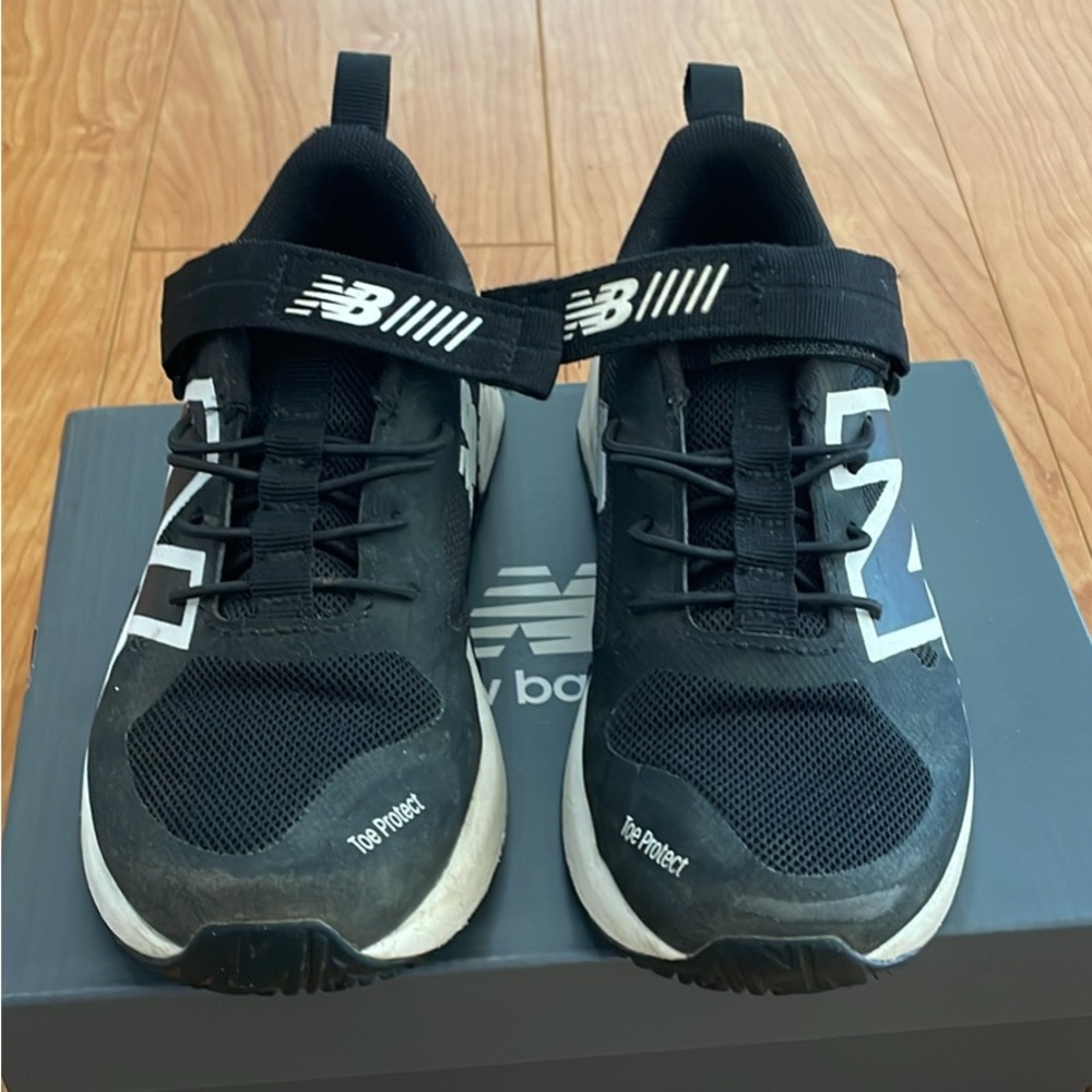 New Balance FUELCELL PLAY HOOK & LOOP Kids 12 Black White Sneakers